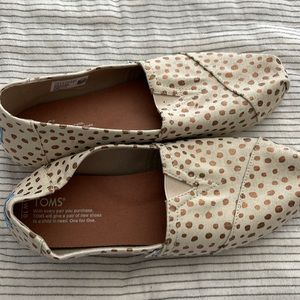 RUC Toms gold dot shoes Sz 10